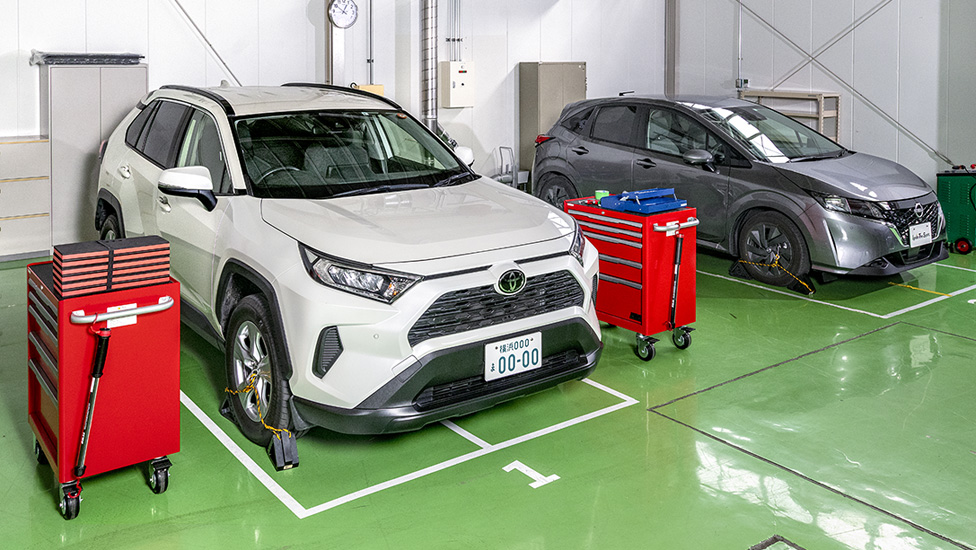 クルマが2台用意されたCarLaboの様子