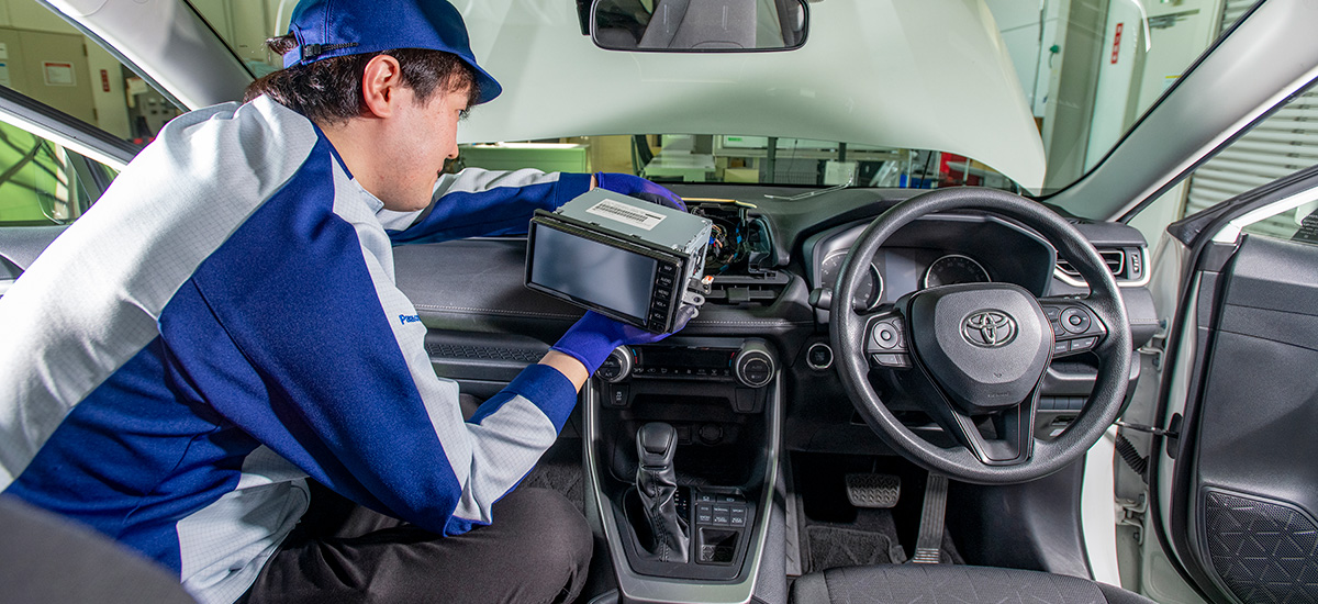 カーナビを確認する社員