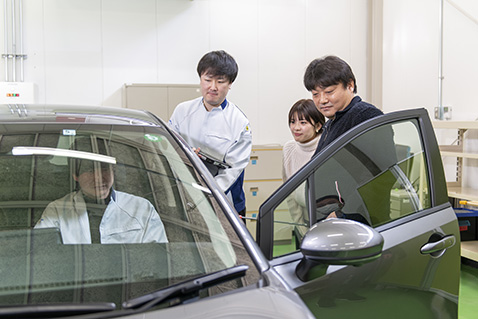 先輩社員がクルマの基礎知識を教えている様子