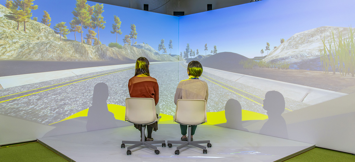 プロジェクションマッピングを見る若手社員