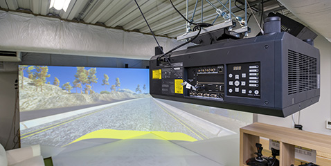 天井に吊られたプロジェクターの写真