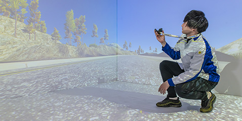 センサーを手に持つ若手社員