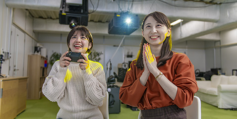 プロジェクションマッピングを楽しむ若手社員