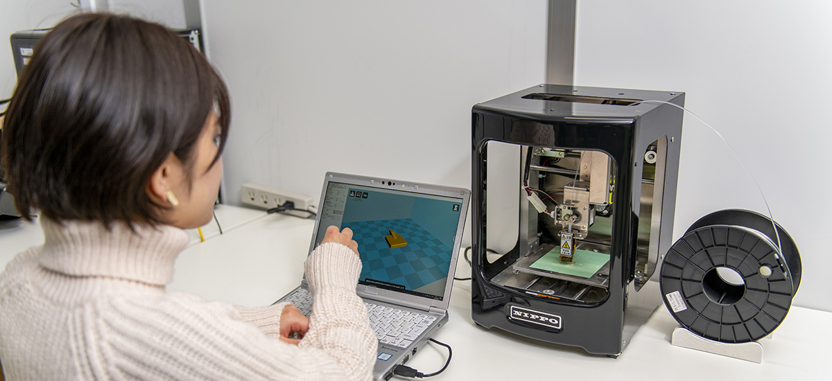 3Dプリンターを使う若手社員