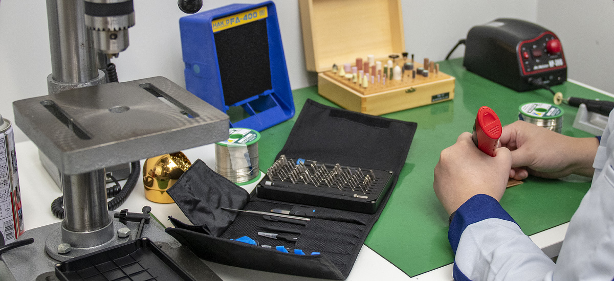 沢山の工具が並ぶデスク