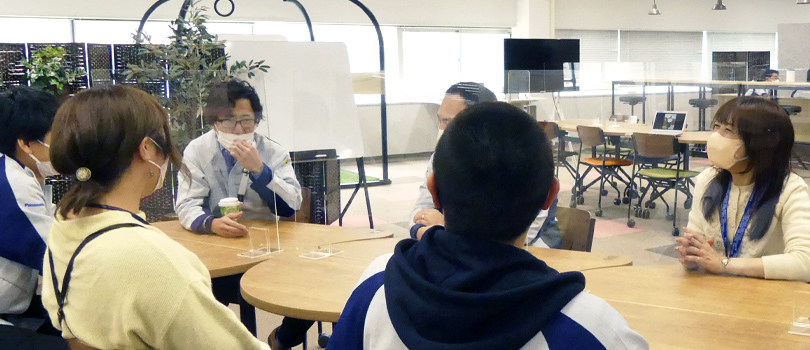 働き方改革を推進する社員同士の会議の様子