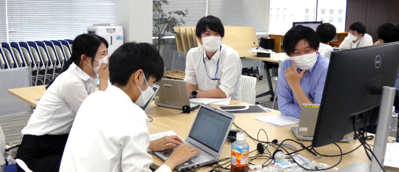 先輩後輩がともにプロジェクトを推進している様子