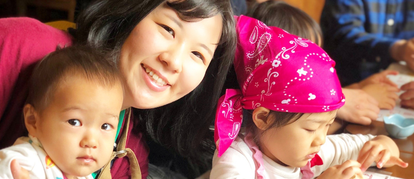 育休制度を活用した社員が子どもと遊んでいる様子